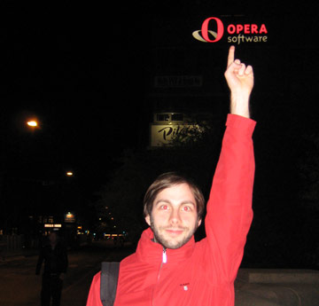 Arno vor dem Opera Hauptquartier in Oslo